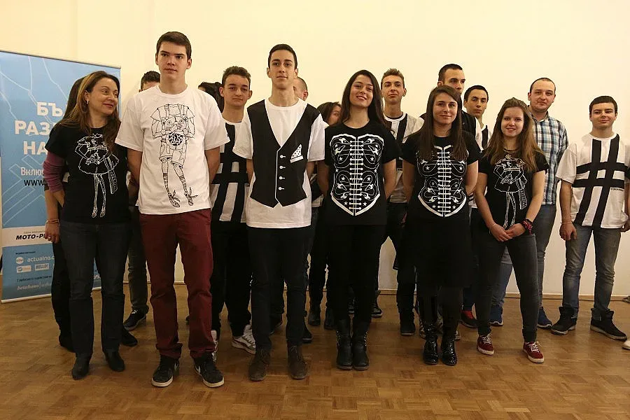 Абитуриенти даряват парите за тоалети и ще бъдат "С тениска на бала"