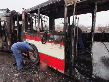 Възрастна жена със счупен крак и шофьорът на тролея обгазен
