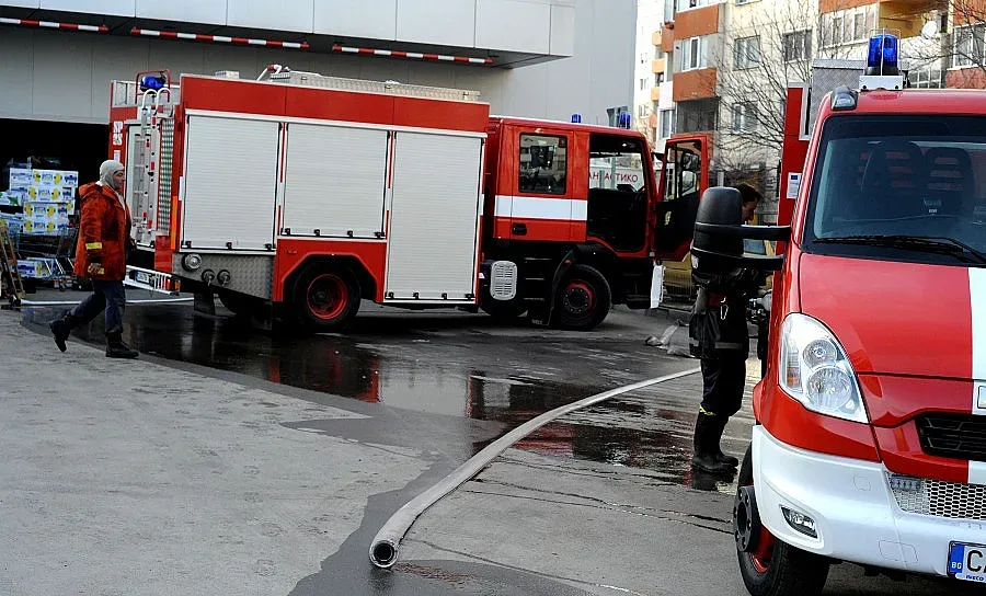 Шофьор и пътници невредими в пламнал като факла автобус