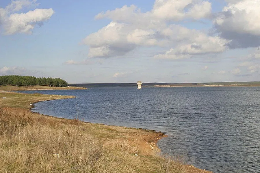 Студенти от Китай и Германия посрещат пролетта край язовир