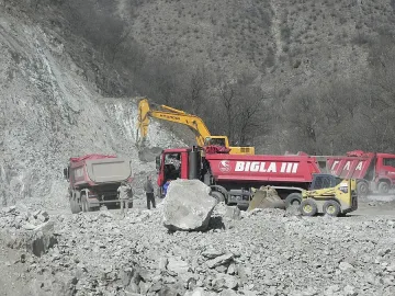 Скали се свлякоха след зле ремонтиран път
