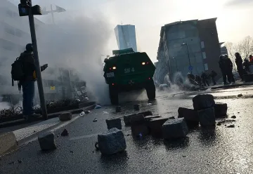 Палежи и сблъсъци на протест във Франкфурт