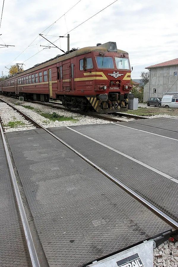 Бунт на две села „сложи” бариера на опасен жп прелез