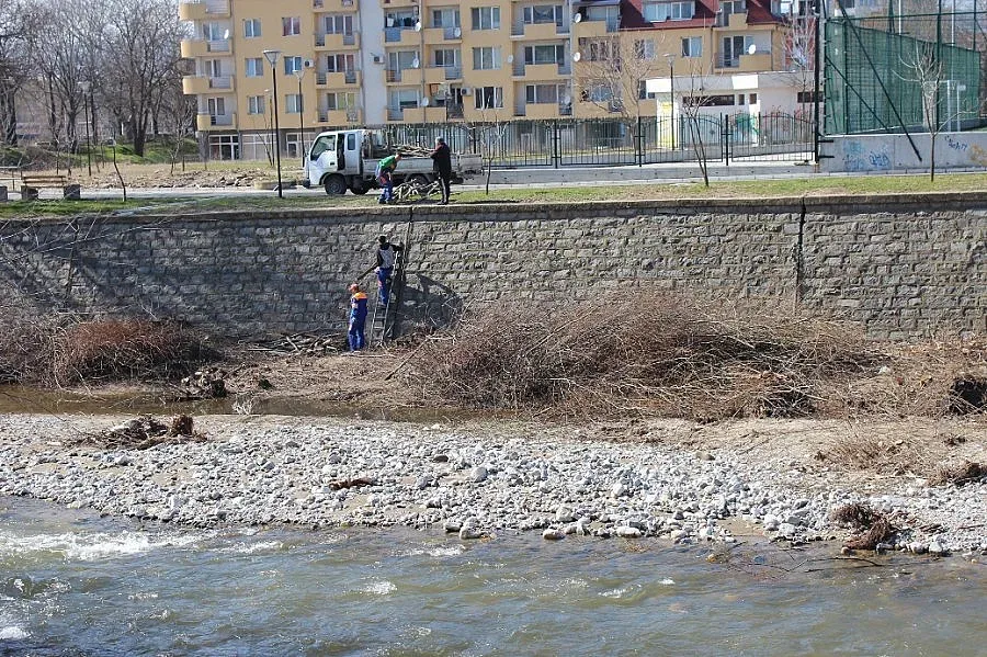 Чистят повторно река в Благоевград