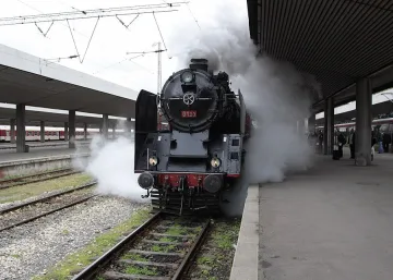 Мотриса се сблъска с паднала скала