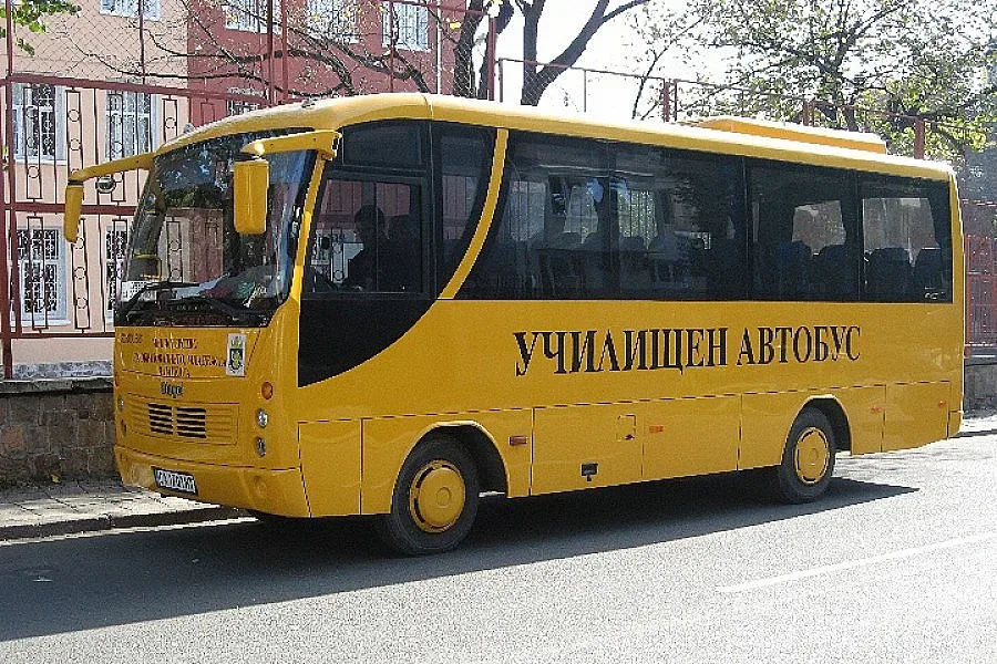 Пийнал шофьор катастрофира с автобус с 50 деца 