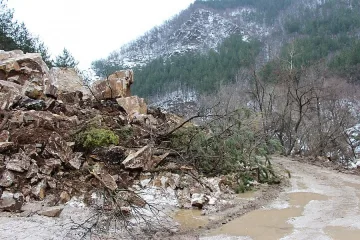 Пътят за село Безводно падна в язовир