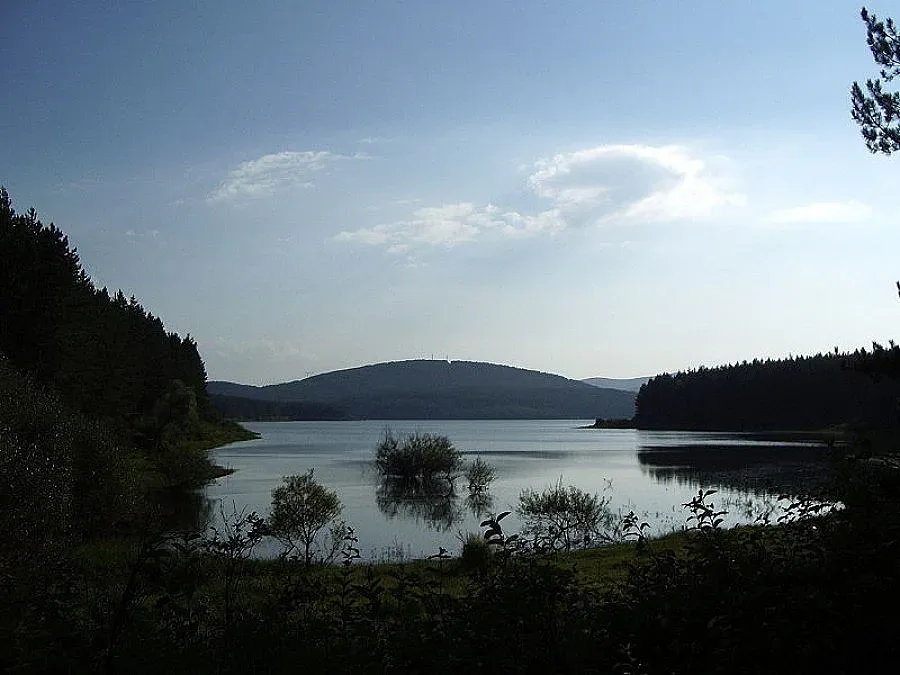 Изпускат контролирано  язовир „Студена”