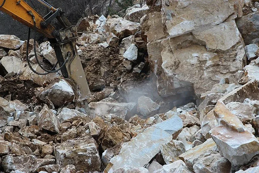 Павлова следи обрушването на скалите в Смолянско (СНИМКИ)