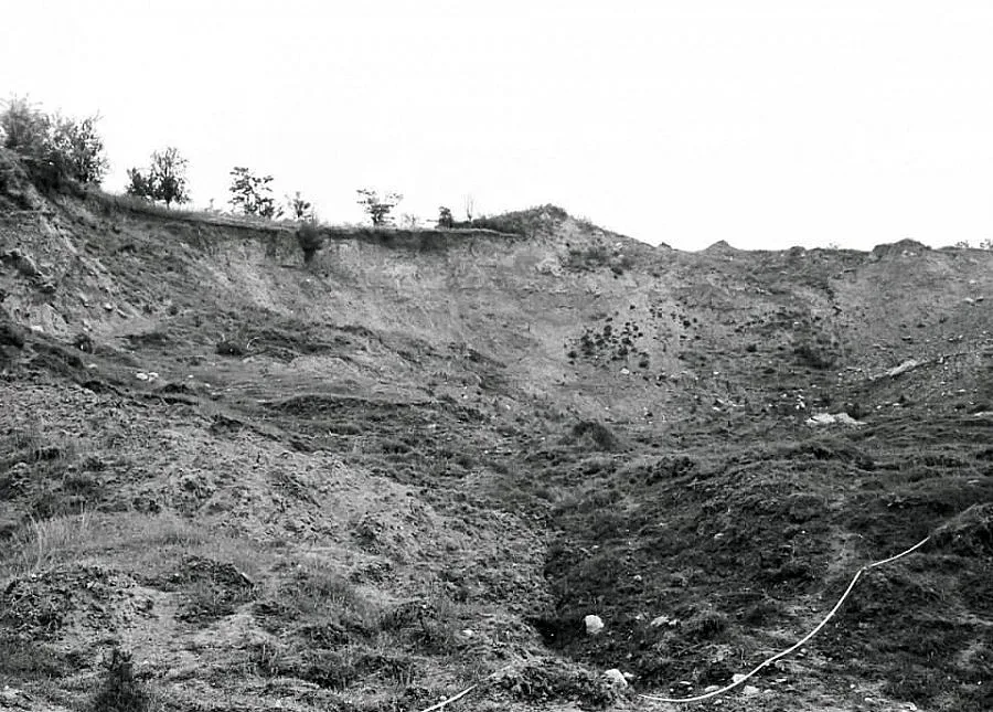 Свлачище виси опасно над квартал с 1000 жители