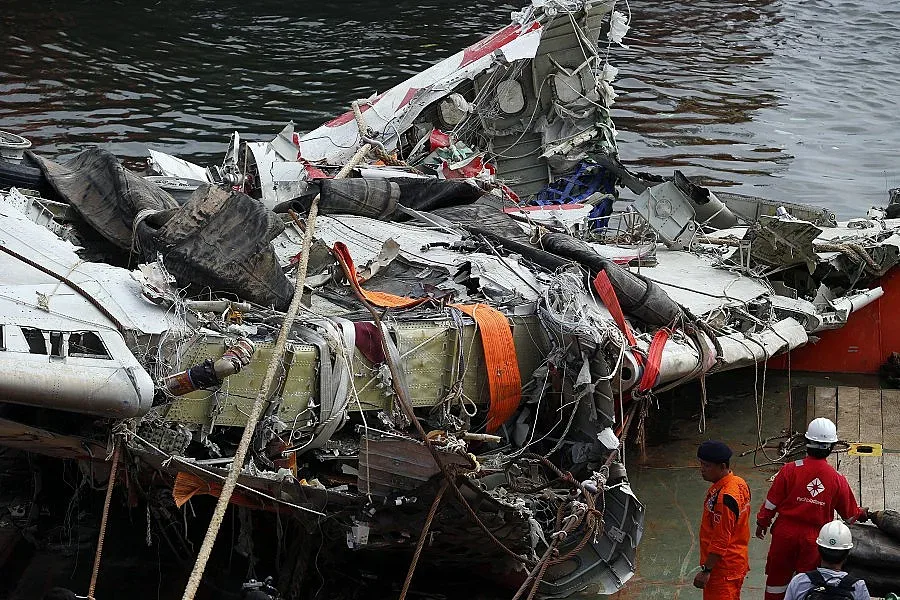 Откриха още 3 тела от злополучния самолет на "Air Asia"