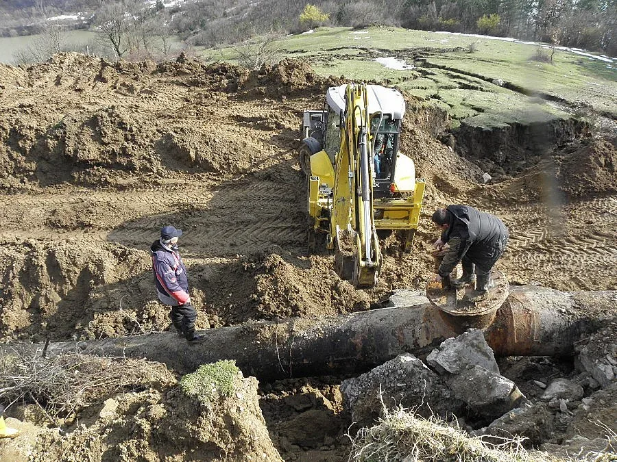 Части от страната без ток или вода за пореден ден