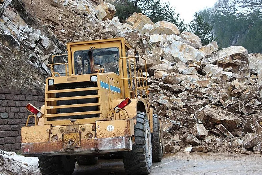 Продължава разчистването на пътя Асеновград-Смолян