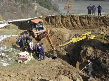 Екипи на „ВиК“ с тежка механизация отстраняват аварията на магистралния водопровод