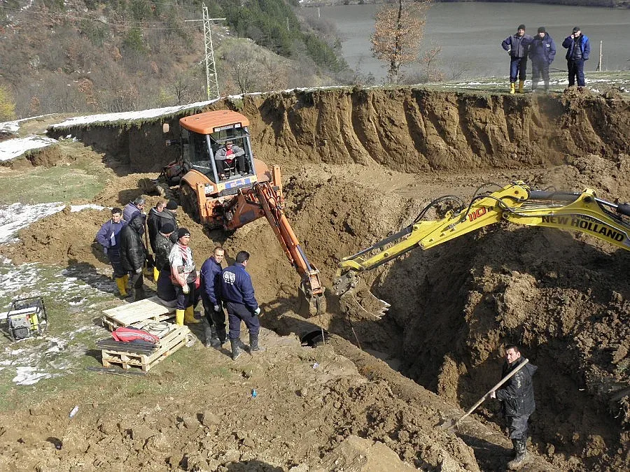 Екипи на „ВиК“ с тежка механизация отстраняват аварията на магистралния водопровод
