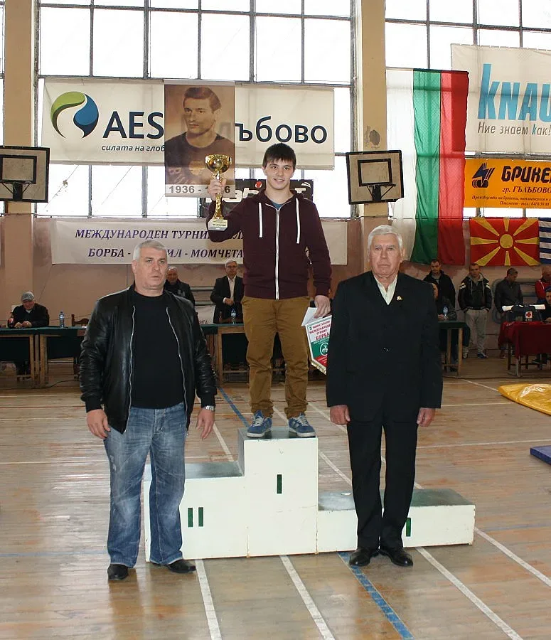 Момче от Гълъбово спечели купата на турнир по борба
