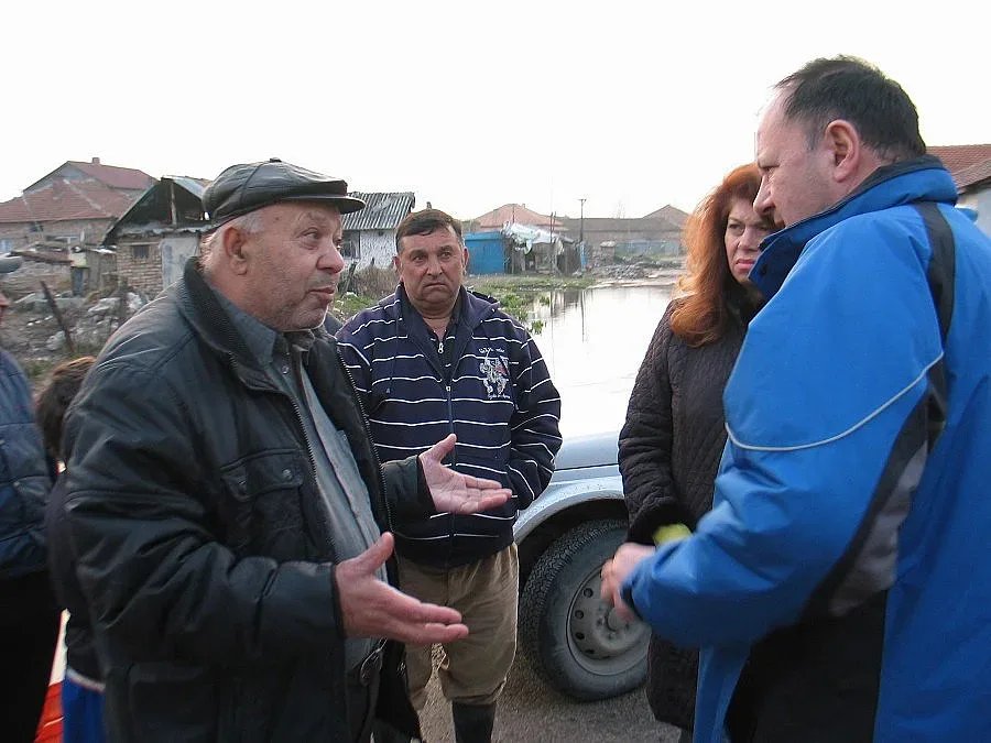 Илияна Йотова води евродепутати в ромския квартал на Видин