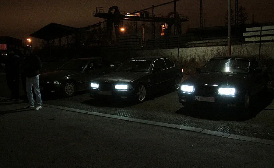 Чистят пернишките тротоари от автотрошки