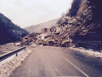 3 хил. тона скали са се срутили на пътя край Смолян