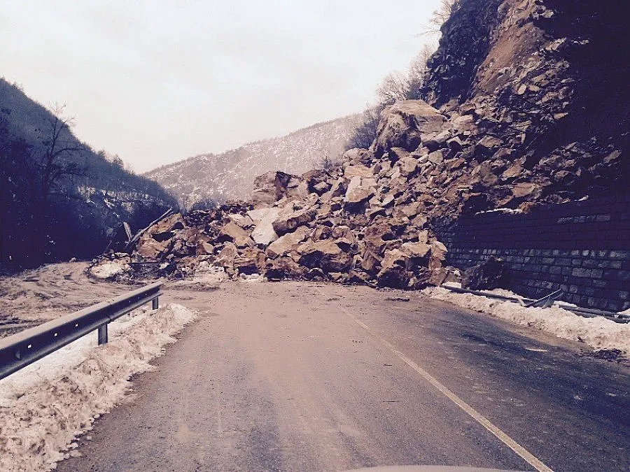 3 хил. тона скали са се срутили на пътя край Смолян