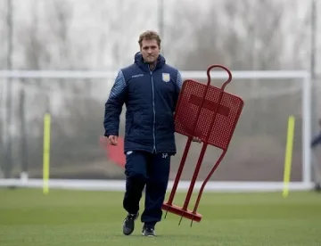 "Вила" мачка със Стенли на пейката