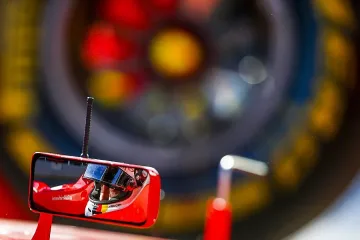 Хамилтън взе полпозишън в Мелбърн