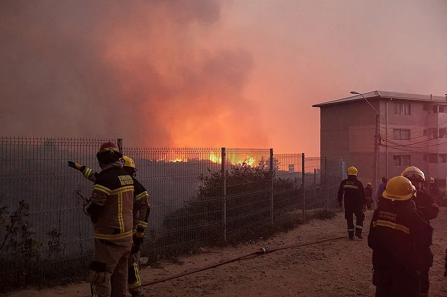 Хиляди евакуирани заради горски пожар в Чили (СНИМКИ)