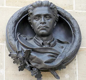 Апостола оживява в три книги