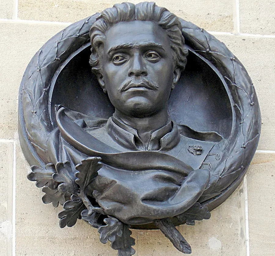 Апостола оживява в три книги