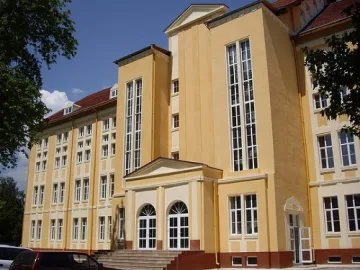 Хлапета правят слънчеви часовници