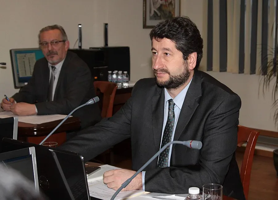 Уволниха трима шефове на затвори