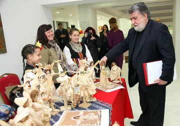 Куклите от шума с рамо за ЮНЕСКО