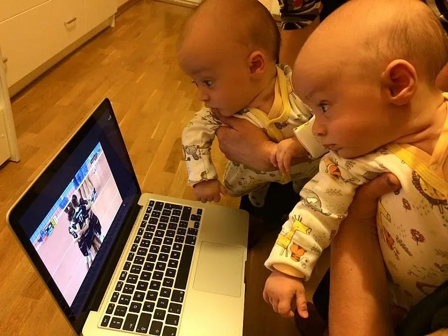 Близнаците на Цецо Соколов гледат мач на тати