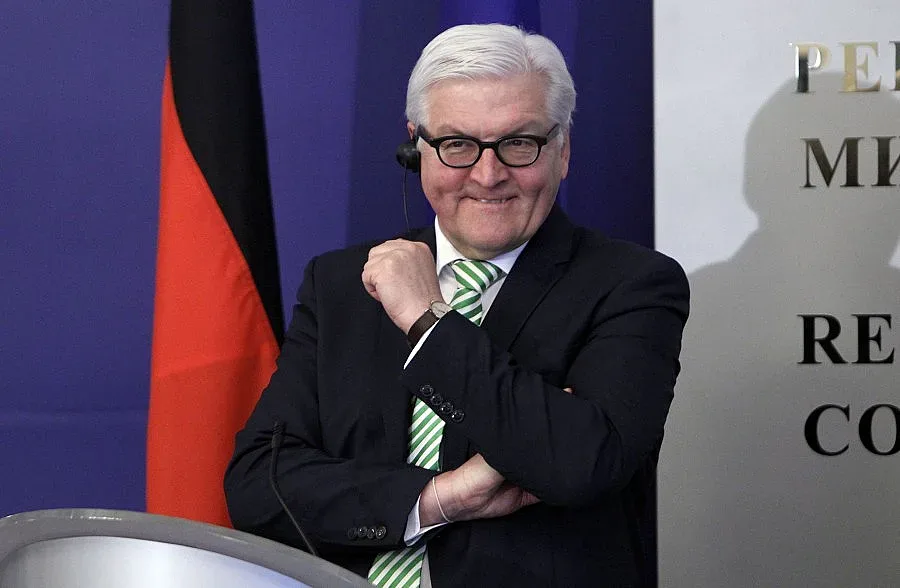 Син на дърводелец върти дипломацията на Берлин