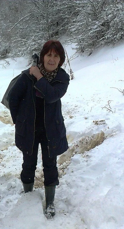 Галина носи хляб и лекарства с дисаги