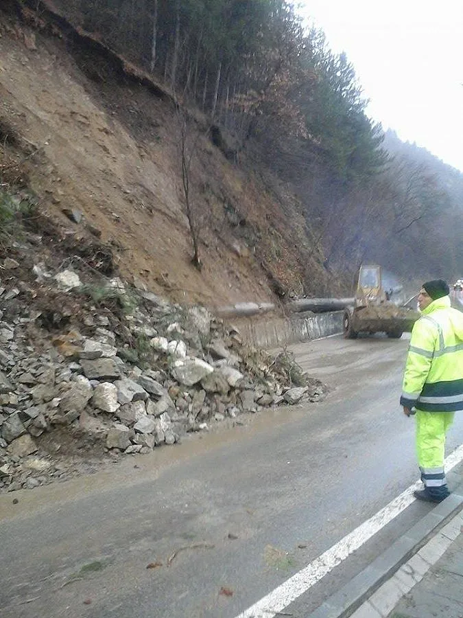 Умуват как да укрепят отнесен от река жп мост