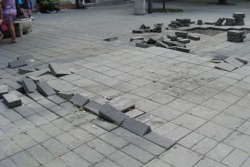 Зам.-кмет дава заплатата си да разбере кой кърти новите плочи