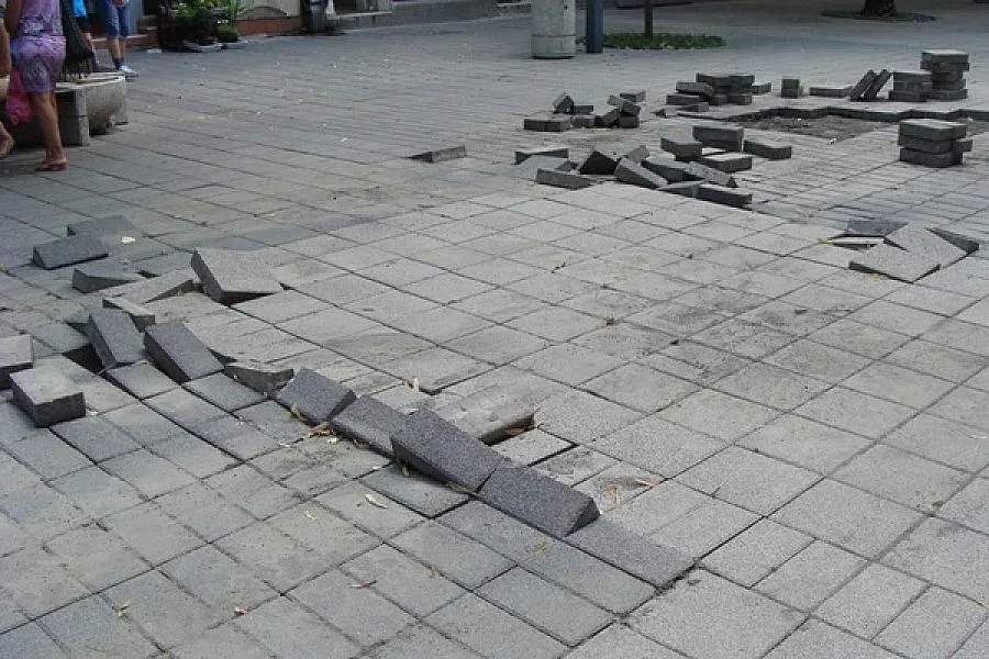 Зам.-кмет дава заплатата си да разбере кой кърти новите плочи