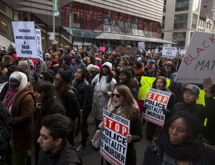 Двама полицаи простреляни при протест в Фъргюсън