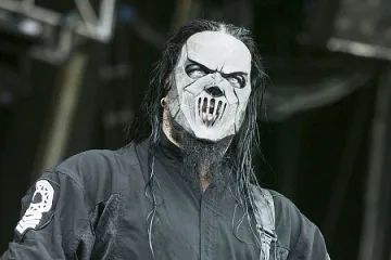 Китаристът на Slipknot отнесе нож в главата от брат си 