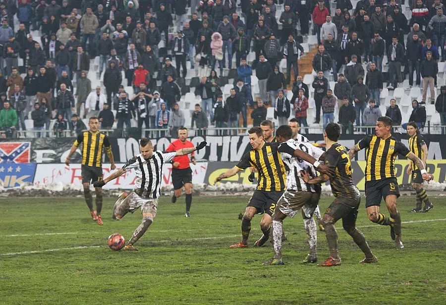 Шеф на "Локо" (Пд) налита на "канари"