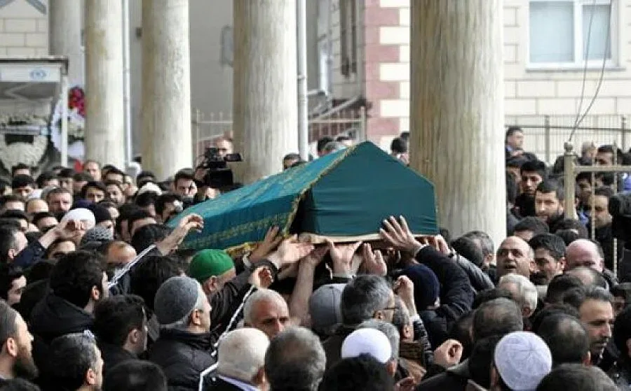 Атака с нож погуби 16-годишен вратар