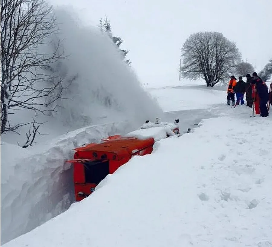 Над 120 снегорини разчистват снега в Смолян и Кърджали