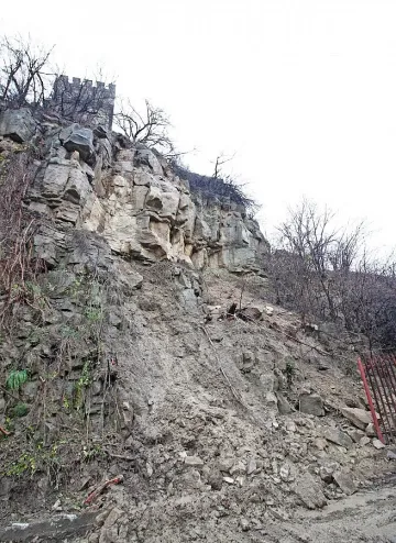 Свлачище може да откъсне от света 1700 жители на две села