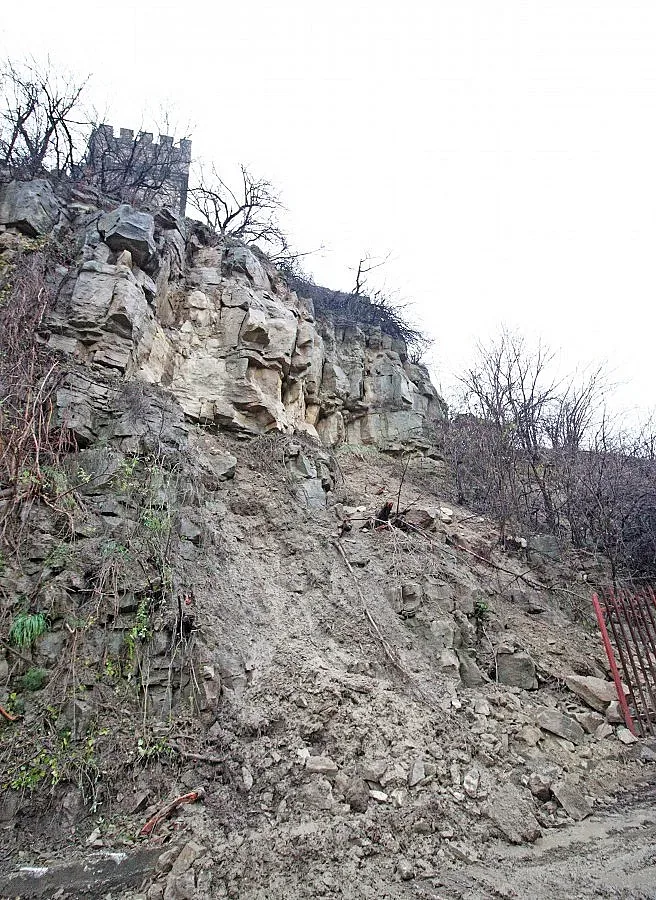 Свлачище може да откъсне от света 1700 жители на две села