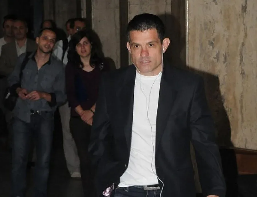 Брендо изплува от нелегалност