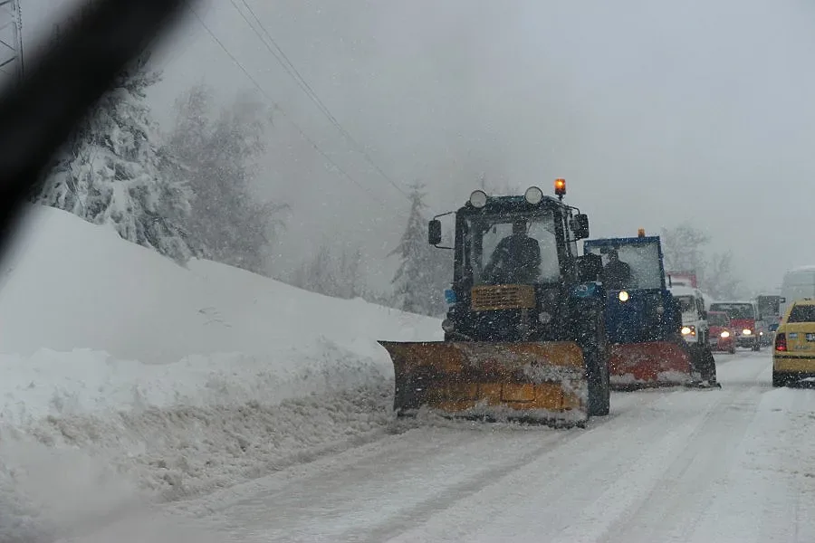 Горски чистят пътища и реки