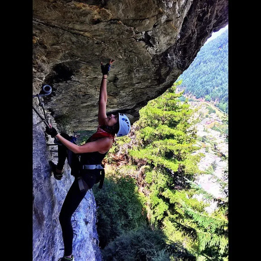 Нина Добрев катери скали