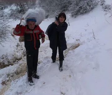 Занесоха храна и лекарства на бедстващи в благоевградско село