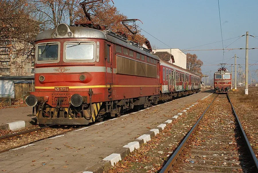Заловиха машинист, точил гориво от локомотив